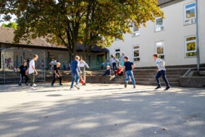 Fußballspielen auf dem Schulhof der KGS