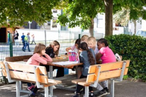 Sitzgruppe auf dem Schulhof der KGS